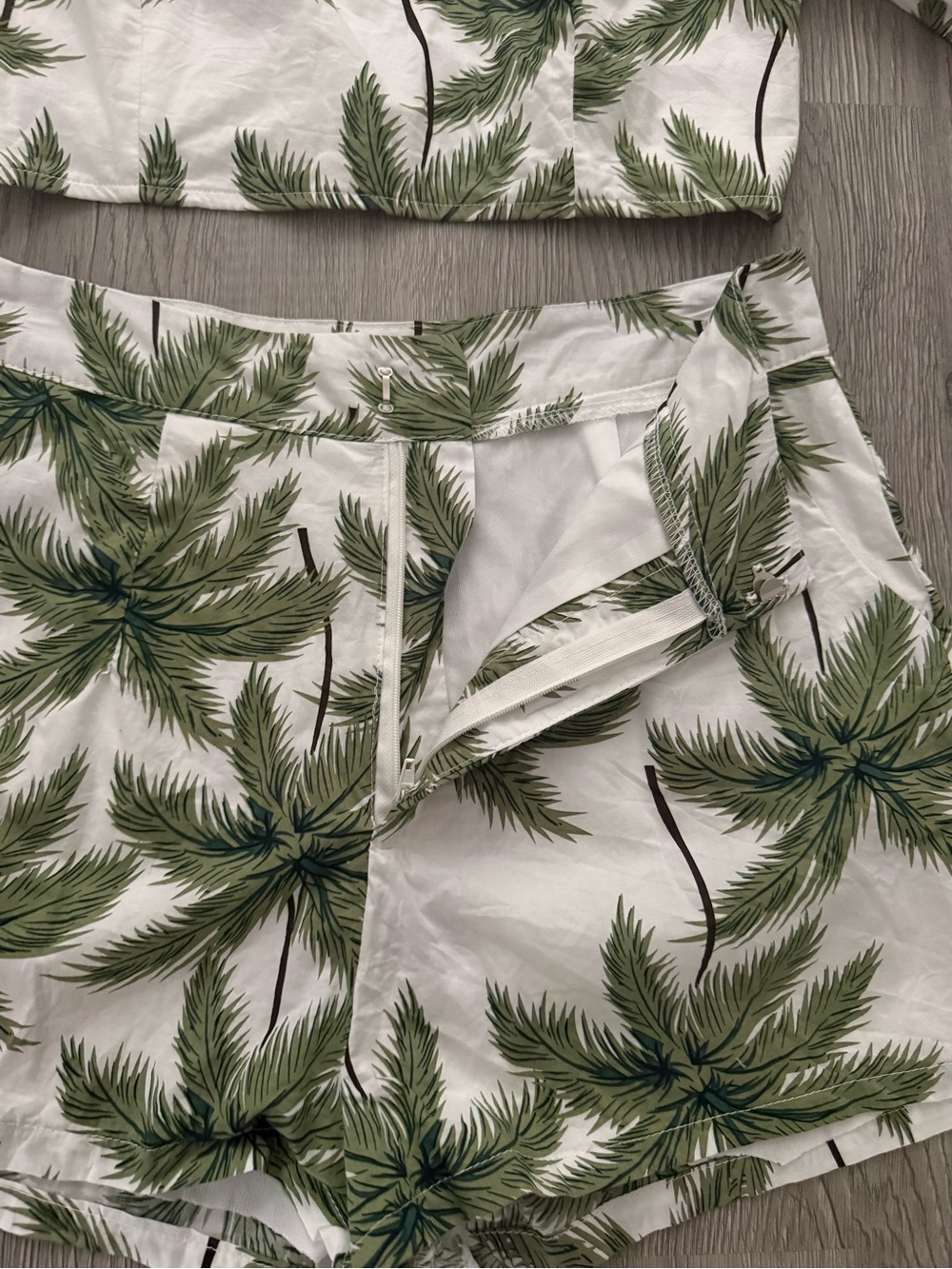Missguided Palm Print Crop Top & Shorts Set - Green on White size 2 - Picture 12 of 16